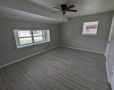 4205 N Nicklas Avenue - Photo Thumbnail 15