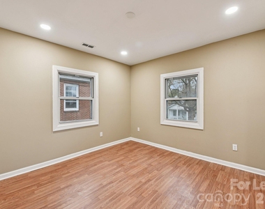 209 W Marsh Street - Photo Thumbnail 20