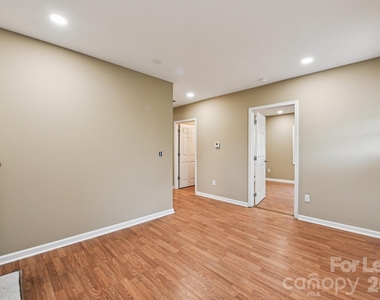 209 W Marsh Street - Photo Thumbnail 17