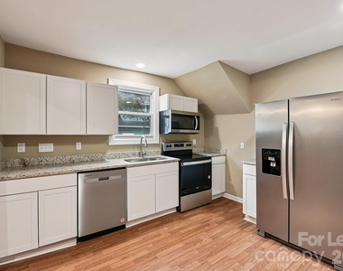 209 W Marsh Street - Photo Thumbnail 8