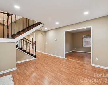 209 W Marsh Street - Photo Thumbnail 5