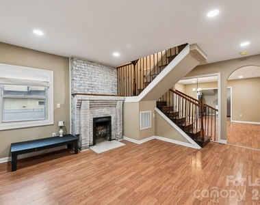 209 W Marsh Street - Photo Thumbnail 6