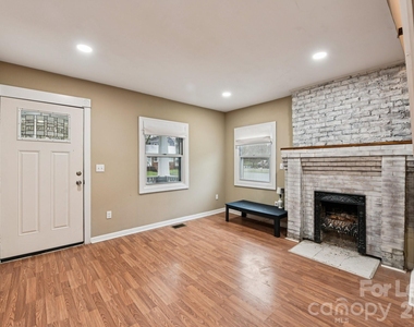 209 W Marsh Street - Photo Thumbnail 4