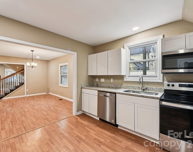 209 W Marsh Street - Photo Thumbnail 7