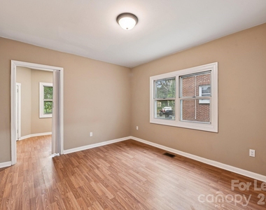 209 W Marsh Street - Photo Thumbnail 15
