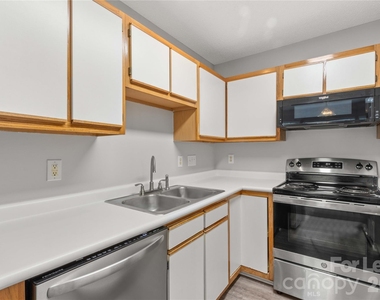 123 Meadow Lilly Court - Photo Thumbnail 13
