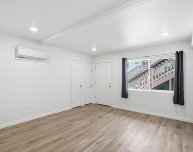 1009 E Jones Street - Photo Thumbnail 4