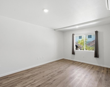 1009 E Jones Street - Photo Thumbnail 5