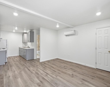 1009 E Jones Street - Photo Thumbnail 3