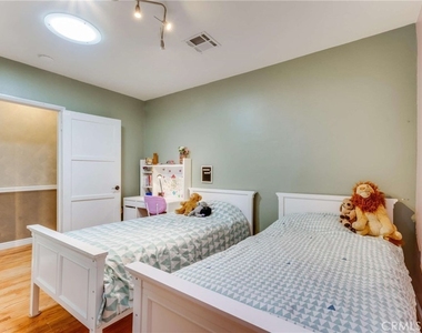 1911 N Fairview Street - Photo Thumbnail 16
