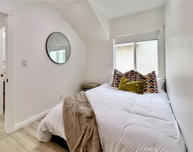 24033 1/2 Welby Way - Photo Thumbnail 6