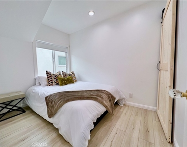 24033 1/2 Welby Way - Photo Thumbnail 7