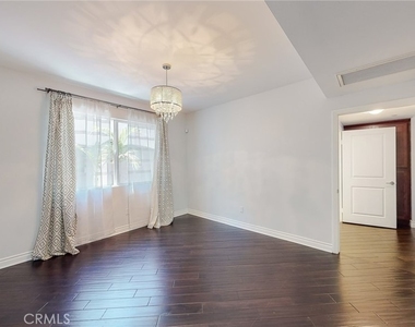 4424 Whitsett Avenue - Photo Thumbnail 11