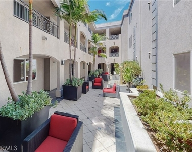 4424 Whitsett Avenue - Photo Thumbnail 4