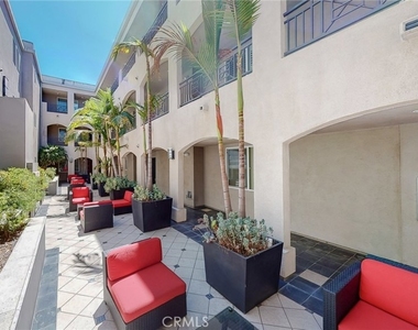 4424 Whitsett Avenue - Photo Thumbnail 2