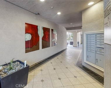 4424 Whitsett Avenue - Photo Thumbnail 5