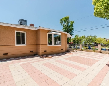 13856 Runnymede Street - Photo Thumbnail 2