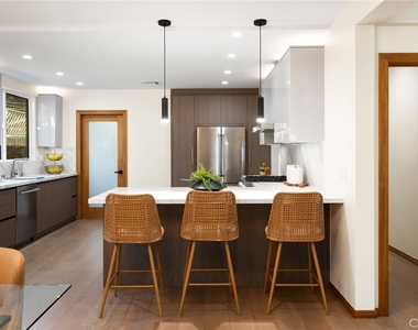 348 S Orange Drive - Photo Thumbnail 7