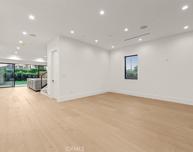 8065 Lloyd Avenue - Photo Thumbnail 2