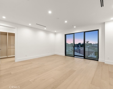 8065 Lloyd Avenue - Photo Thumbnail 13
