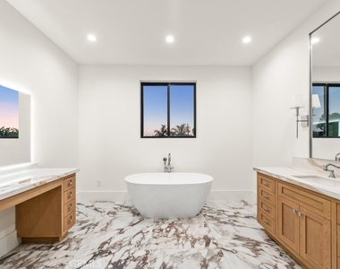 8065 Lloyd Avenue - Photo Thumbnail 14