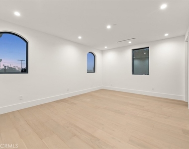 8065 Lloyd Avenue - Photo Thumbnail 16