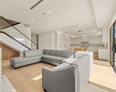 8065 Lloyd Avenue - Photo Thumbnail 8