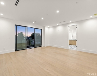 8065 Lloyd Avenue - Photo Thumbnail 12