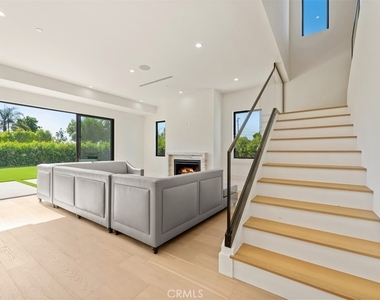 8065 Lloyd Avenue - Photo Thumbnail 4