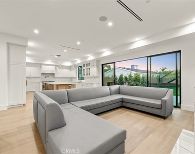 8065 Lloyd Avenue - Photo Thumbnail 6