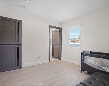 1239 N Reese Place - Photo Thumbnail 20