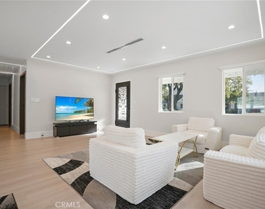 1239 N Reese Place - Photo Thumbnail 4