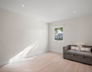 1239 N Reese Place - Photo Thumbnail 16