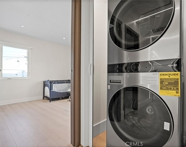 1239 N Reese Place - Photo Thumbnail 13