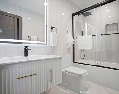 1239 N Reese Place - Photo Thumbnail 21