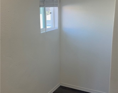 218 E 25th - Photo Thumbnail 12