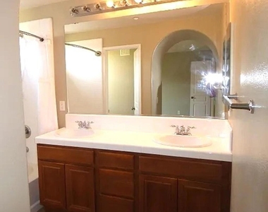 472 Almond Road - Photo Thumbnail 6