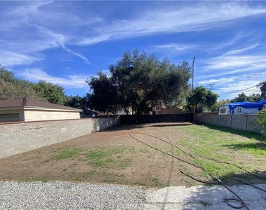 2717 Crescent Avenue - Photo Thumbnail 11