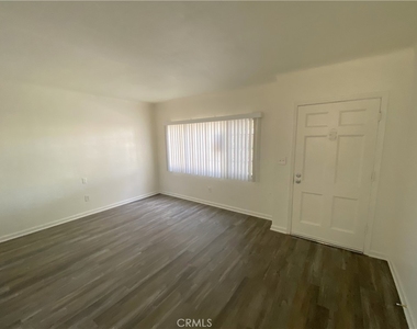 2717 Crescent Avenue - Photo Thumbnail 2