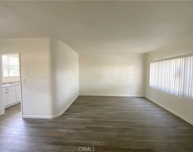 2717 Crescent Avenue - Photo Thumbnail 3