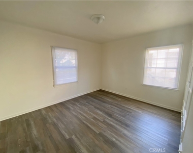 2717 Crescent Avenue - Photo Thumbnail 6
