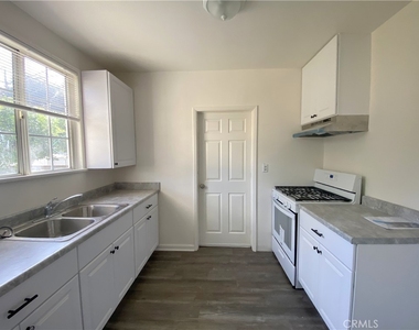 2717 Crescent Avenue - Photo Thumbnail 5
