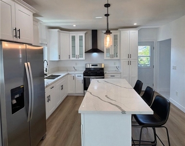 3933 Cesar E Chavez Ave - Photo Thumbnail 4