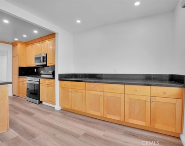 5412 Lindley Avenue - Photo Thumbnail 3