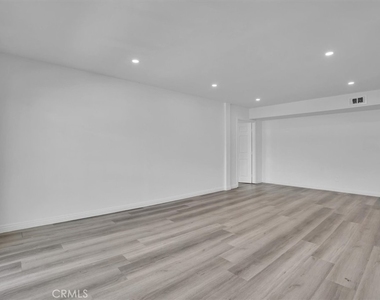5412 Lindley Avenue - Photo Thumbnail 12
