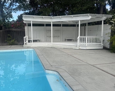 890 Hawthorne Dr - Photo Thumbnail 12