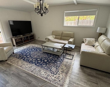 890 Hawthorne Dr - Photo Thumbnail 4