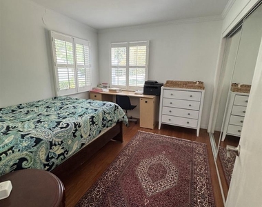 890 Hawthorne Dr - Photo Thumbnail 5