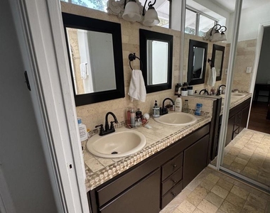 890 Hawthorne Dr - Photo Thumbnail 8