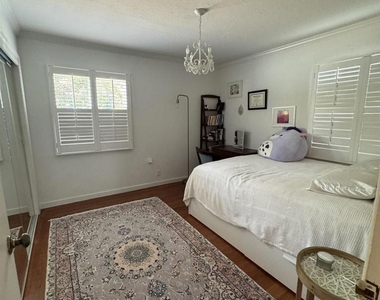 890 Hawthorne Dr - Photo Thumbnail 7